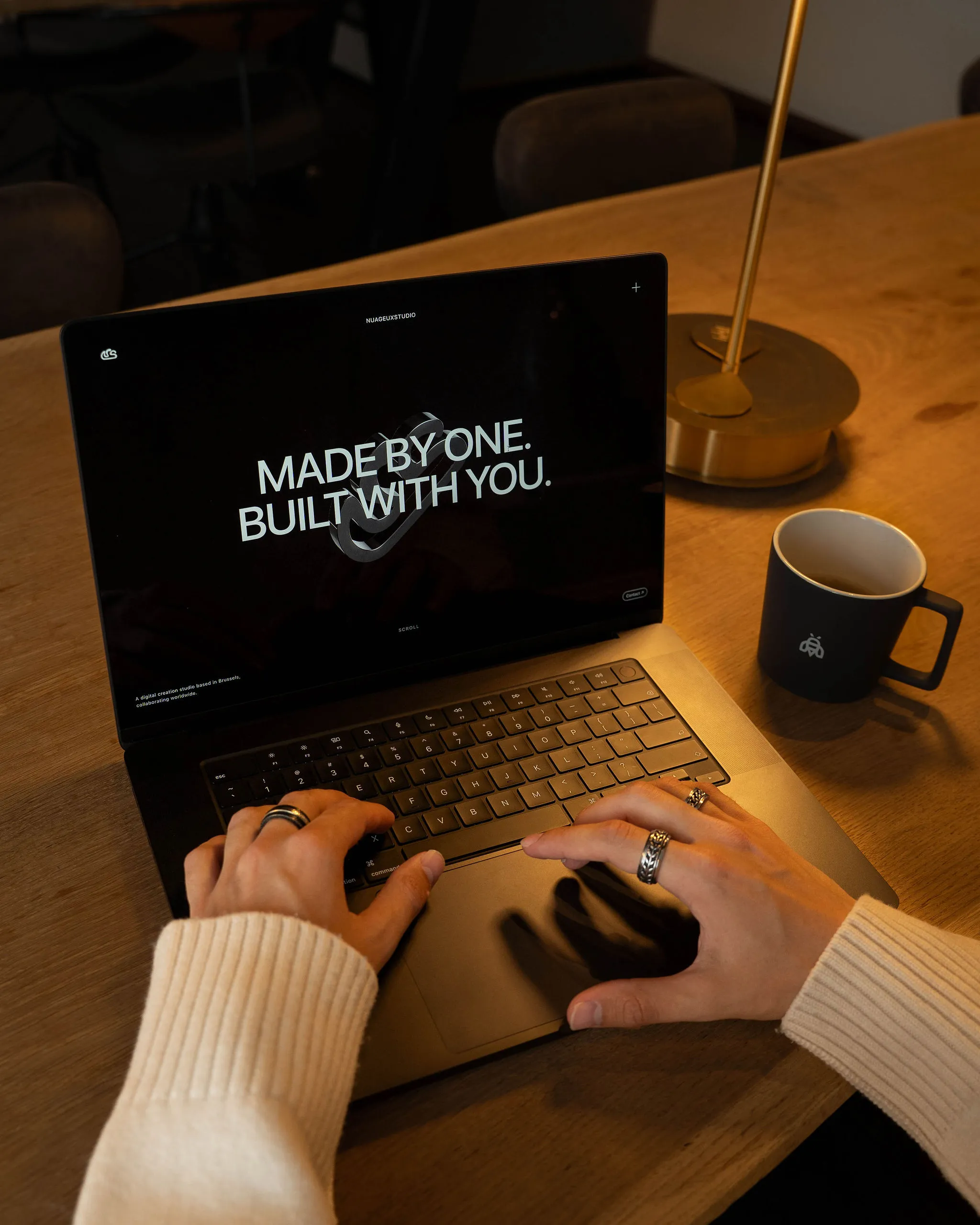 NUAGEUXSTUDIO affiché sur un ordinateur au studio