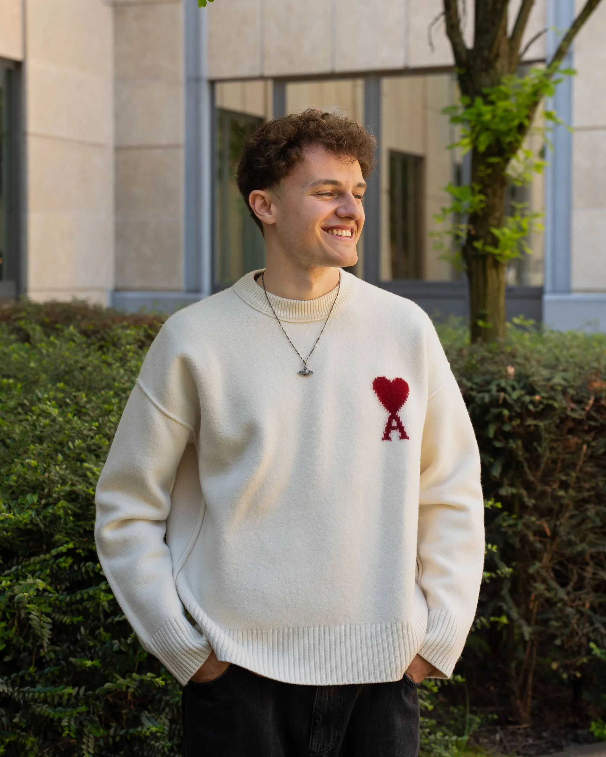 Alexis souriant à l'extérieur à Bruxelles