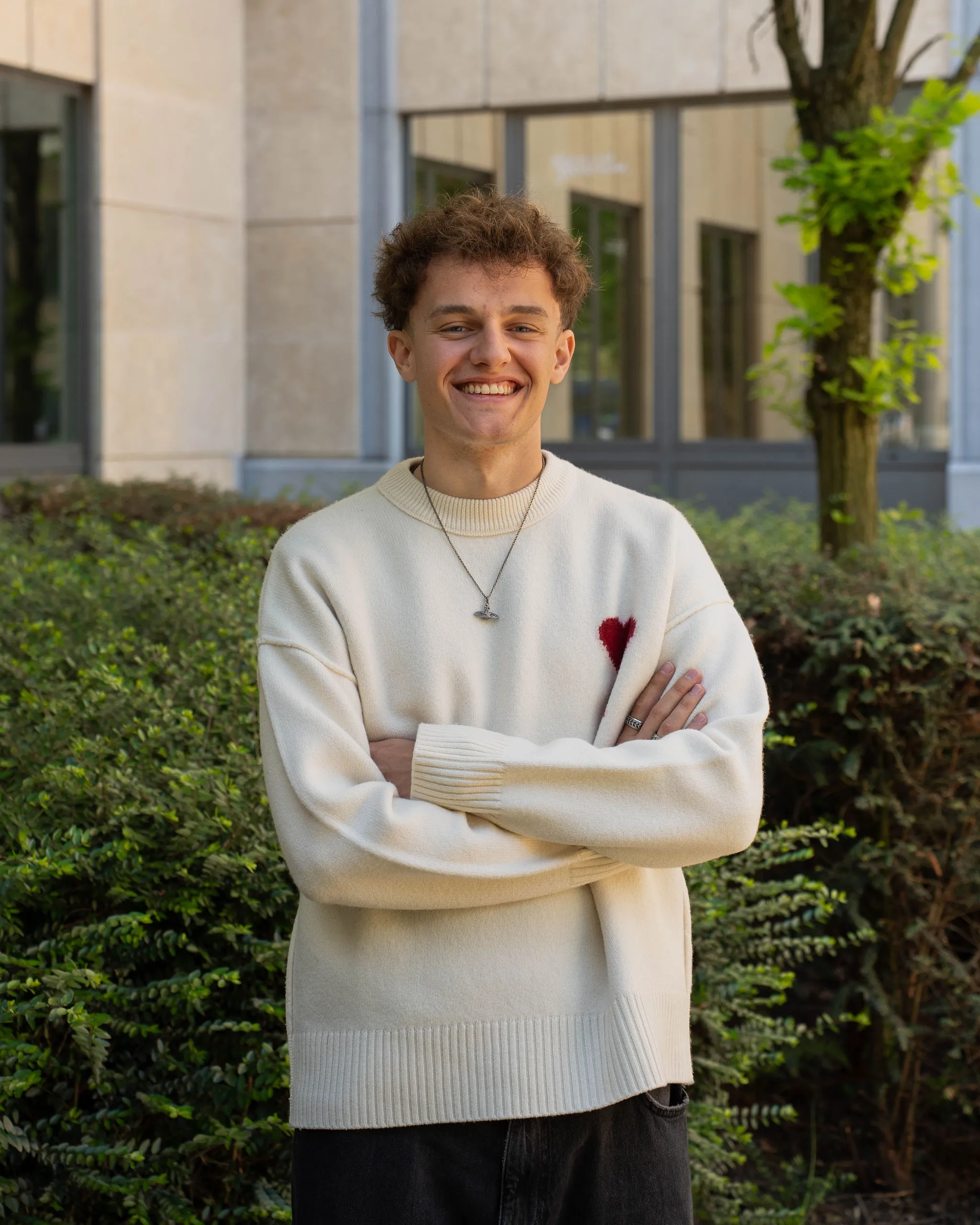 Alexis, fondateur et directeur créatif de NUAGEUXSTUDIO, souriant en extérieur à Bruxelles