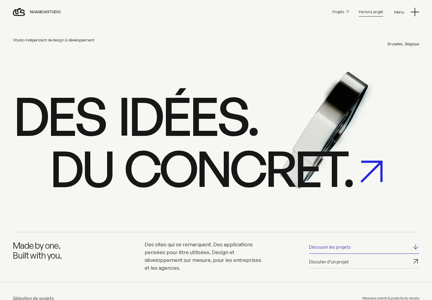 Accueil français de NUAGEUXSTUDIO : grand titre Des idées. Du concret., logo sculptural et accès aux projets